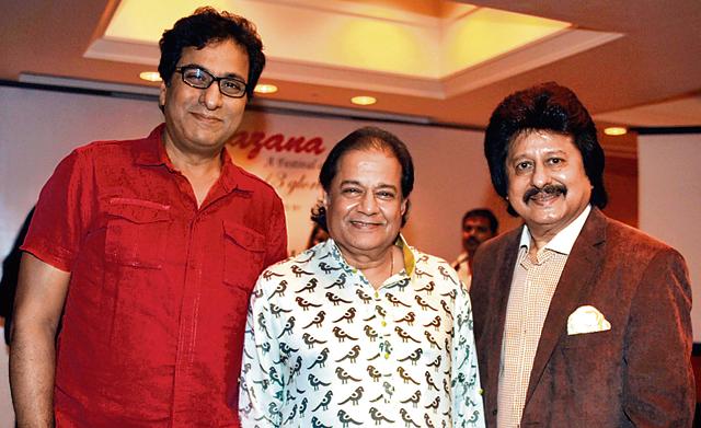 Talat Aziz (L), Anup Jalota (C) and Pankaj Udhas pose for a photograph during a promotional event for the 'Khazana' ghazal festival in Mumbai on July 23, 2014. (AFP)
