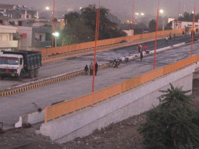 People drive on the Kesarbagh railway over-bridge that is yet to open to the public. (Shankar Mourya/HT photo) People drive on the Kesarbagh railway over-bridge that is yet to open to the public. (Shankar Mourya/HT photo)