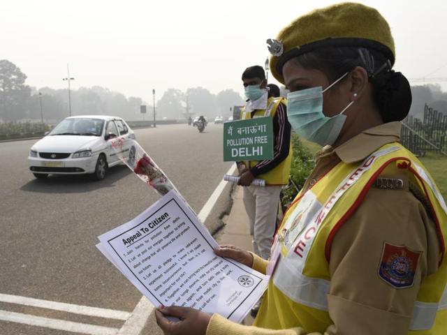 While Delhi Dialogue Commission quoting the EPCA report said that peak pollution levels in the city were at a historic low, IndiaSpend claimed that air-pollution levels in terms of PM 2.5 levels in Delhi rose 50% during the first week of the odd-even restriction.(Mohd Zakir/ HT Photo) While Delhi Dialogue Commission quoting the EPCA report said that peak pollution levels in the city were at a historic low, IndiaSpend claimed that air-pollution levels in terms of PM 2.5 levels in Delhi rose 50% during the first week of the odd-even restriction.(Mohd Zakir/ HT Photo)