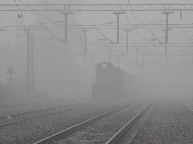 Low visibility delayed over a hundred flights and forced the Railways to tinker with the schedule of several trains leaving the city. (Arvind Yadav/HT photo)