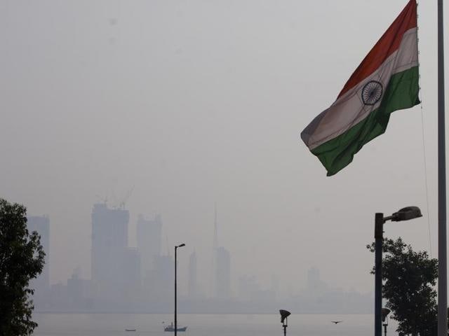Foggy weather at Bandra in Mumbai on Thursday. Photo: Satish Bate/HT (Hindustan Times) Foggy weather at Bandra in Mumbai on Thursday. Photo: Satish Bate/HT (Hindustan Times)
