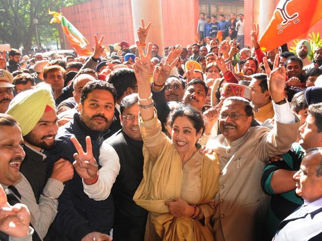 MP Kirron Kher, former MP Satya Pal Jain, senior deputy mayor Devesh Modgil and other BJP workers in a jubilant mood after the mayoral polls on Friday (Keshav Singh/HT)