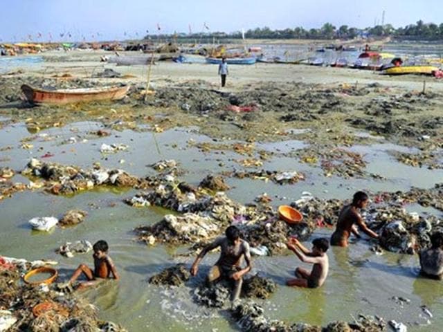Citing a 1916 pact, an affidavit filed by the ministry of environment and forest to the Supreme Court on Thursday said that hydroelectric projects on the Ganga will be subjected to a 100-year-old rule that they ensure the natural flow of the river does not fall below 1,000 cusecs.(AFP File Photo) Citing a 1916 pact, an affidavit filed by the ministry of environment and forest to the Supreme Court on Thursday said that hydroelectric projects on the Ganga will be subjected to a 100-year-old rule that they ensure the natural flow of the river does not fall below 1,000 cusecs.(AFP File Photo)