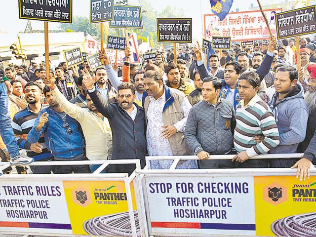 Barricades had to be erected to prevent one of the groups from moving forward and clashing with the the other group.(Harpreet Kaur/HT Photo) Barricades had to be erected to prevent one of the groups from moving forward and clashing with the the other group.(Harpreet Kaur/HT Photo)