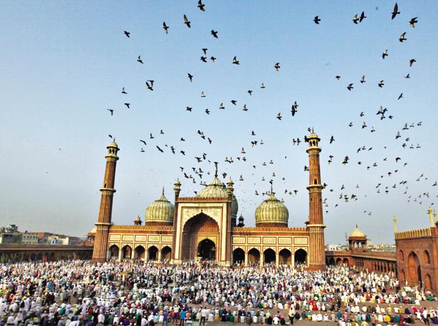 Make the mosque of it: You don’t have to pay an entry fee to gaze at the splendid Jama Masjid, with its three domes and two towering minarets. (Photo by Raj K Raj/ Hindustan Times)(Hindustan Times)