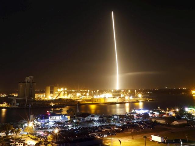 The first stage of the SpaceX Falcon 9 rocket returns to land in a time exposure at Cape Canaveral Air Force Station. SpaceX has announced that it will attempt to land its next rocket on an ocean barge.(REUTERS Photo)