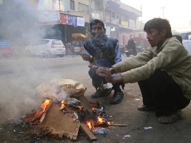 Citizens burn trash bags and woods to gain warmth in New Delhi’s Mandawli, while contributing more pollution to environment on Tuesday. (Hindustan Times) Citizens burn trash bags and woods to gain warmth in New Delhi’s Mandawli, while contributing more pollution to environment on Tuesday. (Hindustan Times)