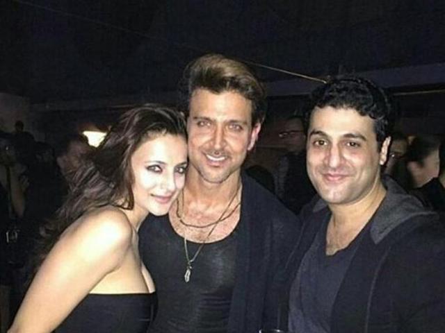 Seen partying with his debut film (Kaho Na Pyaar Hai) co-star Ameesha Patel, the actor looks drop dead gorgeous wearing a black vest, paring it with a black jacket.  (Twitter) 