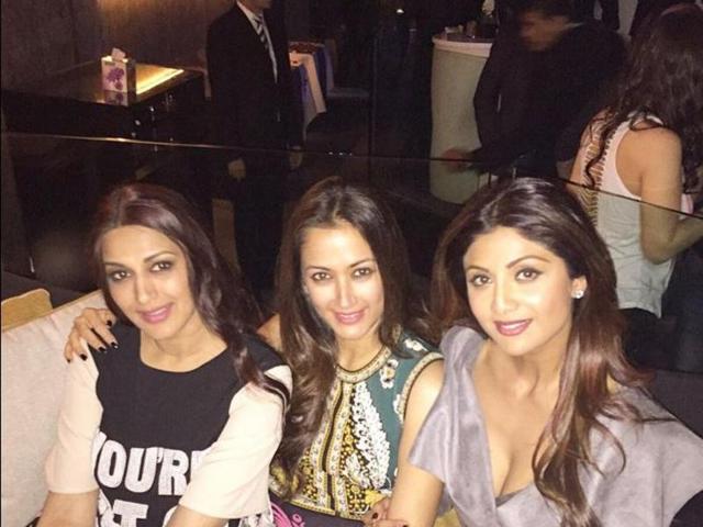 Oh we like how these three pretty ladies are just chilling and letting their hair down at the starry bash. L to R: Sonali Bendre, Gayatri Joshi and Shilpa Shetty. (Twitter) 