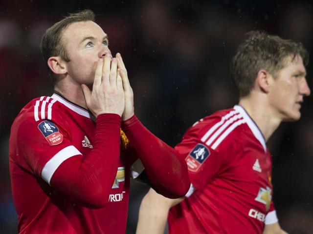 Manchester United's Wayne Rooney scores their first goal with a penalty against Sheffield United. (Reuters Photo) Manchester United's Wayne Rooney scores their first goal with a penalty against Sheffield United. (Reuters Photo)