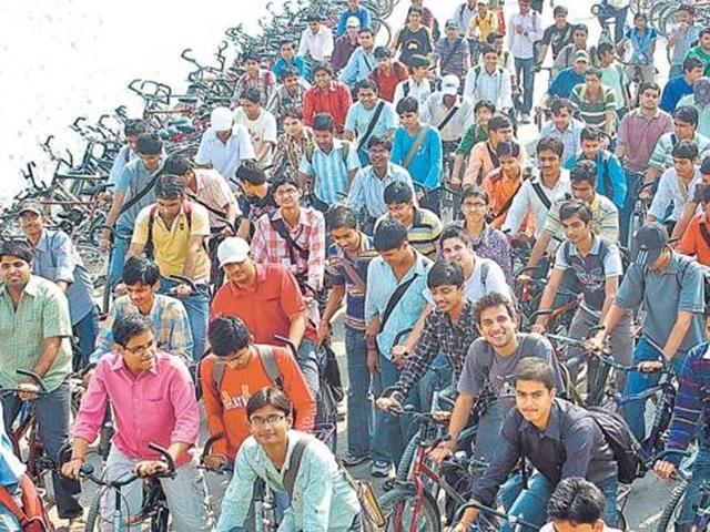 More than 100,000 teenagers head to coaching institutes in Kota every year with the dream of cracking highly competitive entrance exams for engineering or medical colleges.(Ah Zaidi/HT File Photo)
