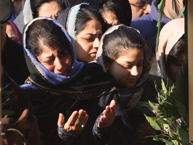 Mehbooba Mufti weeps while offering prayers near the grave of her father Mufti Mohammad Sayeed. (Waseem Andrabi/HT Photo)