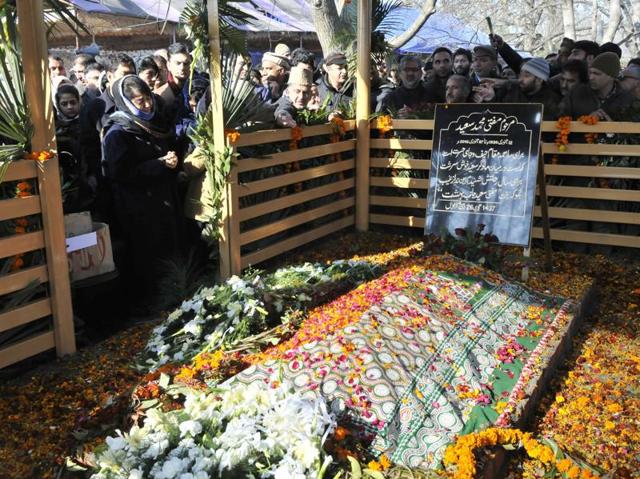 Mehbooba Mufti, president of PDP and daughter of Mufti Mohammad Sayeed weeps while offering prayers near the grave of her father in Dara Shikoh park in south Kashmir Bijbehara town on Sunday. (Waseem Andrabi/HT Photo)