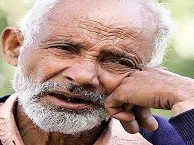 Atta Mohammad Khan, Kashmir’s gravedigger died at his home in North Kashmir’s border town of Uri on Sunday night. Khan was 73. (HT Photo) Atta Mohammad Khan, Kashmir’s gravedigger died at his home in North Kashmir’s border town of Uri on Sunday night. Khan was 73. (HT Photo)