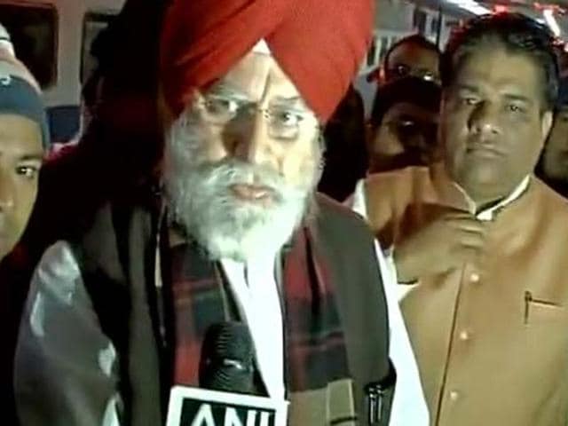 Police and district administration officials asked MPs Bhupendra Yadav, Ram Vilas Vedanti and SS Ahluwalia, the lone BJP member of Parliament from the state, to go back as soon as they got down from Gaur Express at Malda Town station around 6am. (ANI) Police and district administration officials asked MPs Bhupendra Yadav, Ram Vilas Vedanti and SS Ahluwalia, the lone BJP member of Parliament from the state, to go back as soon as they got down from Gaur Express at Malda Town station around 6am. (ANI)