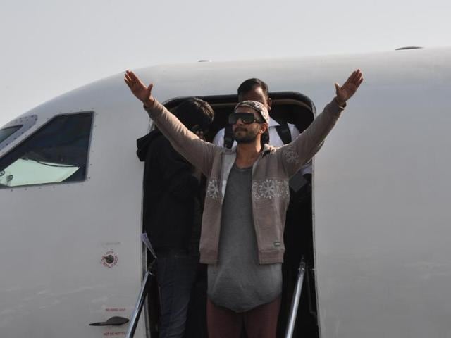 Ranveer Singh, fresh from the success of his film Bajirao Mastani, strikes a pose on his arrival in Saifai. The 17-day long annual Mahotsav ends every year with a Bollywood stars night. (HT Photo) Ranveer Singh, fresh from the success of his film Bajirao Mastani, strikes a pose on his arrival in Saifai. The 17-day long annual Mahotsav ends every year with a Bollywood stars night. (HT Photo)