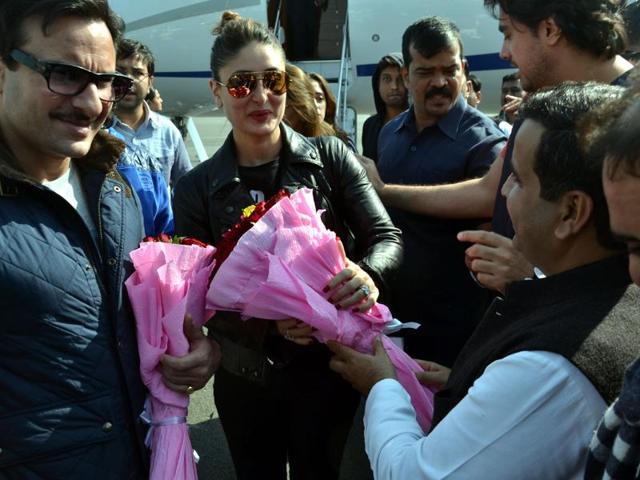 Actors Saif Ali Khan and Kareena Kapoor Khan are greeted with flowers on their arrival in Saifai. This year, the festival will see Arjun Kapoor, Sonam Kapoor, Parineeti Chopra, Ranveer Singh, Mikka, Saif Ali Khan, Kareena Kapoor and singer Javed Ali in action. (HT PHOTO) Actors Saif Ali Khan and Kareena Kapoor Khan are greeted with flowers on their arrival in Saifai. This year, the festival will see Arjun Kapoor, Sonam Kapoor, Parineeti Chopra, Ranveer Singh, Mikka, Saif Ali Khan, Kareena Kapoor and singer Javed Ali in action. (HT PHOTO)