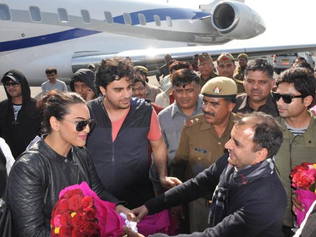 Sonakshi Sinha is greeted with flowers on her arrival in Saifai, the ancestral village of ruling Yadav clan in Uttar Pradesh. (HT PHOTO) Sonakshi Sinha is greeted with flowers on her arrival in Saifai, the ancestral village of ruling Yadav clan in Uttar Pradesh. (HT PHOTO)