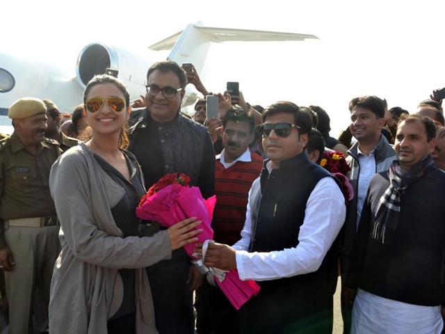 Parineeti Chopra flashes a smile on her arrival in Saifai on Monday. (HT PHOTO) Parineeti Chopra flashes a smile on her arrival in Saifai on Monday. (HT PHOTO)