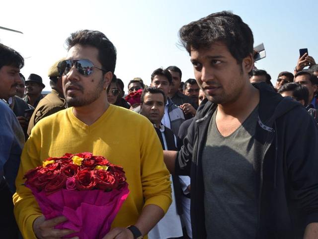 Popular singer Mikka being escorted on his arrival in Saifai on Monday. (HT PHOTO) Popular singer Mikka being escorted on his arrival in Saifai on Monday. (HT PHOTO)