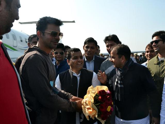 Actor Sunil Grover, popular as the character Guthi in Comedy Nights With Kapil, arrives in Saifai on Monday. (HT PHOTO) Actor Sunil Grover, popular as the character Guthi in Comedy Nights With Kapil, arrives in Saifai on Monday. (HT PHOTO)