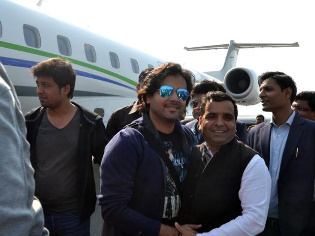 Talented singer Javed Ali, known for his songs like Kun Faya Kun (Rockstar) and Jashn-e-Bahaara (Jodha Akbar) is greeted by people of Saifai on his arrival for the rural festival. (HT PHOTO) Talented singer Javed Ali, known for his songs like Kun Faya Kun (Rockstar) and Jashn-e-Bahaara (Jodha Akbar) is greeted by people of Saifai on his arrival for the rural festival. (HT PHOTO)