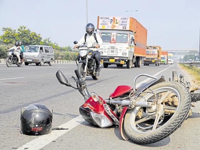 Patrolling the Delhi-Gurgaon Expressway and preventing two-wheelers from entering the stretch would strain the resources of the police, officers said.(HT File Photo)