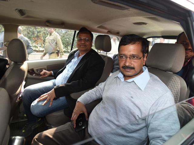 Delhi CM Arvind Kejriwal is seen car pooling on his way to the office along with other ministers.(Sushil Kumar/ Hindustan Times)