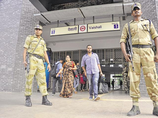 Additional personnel will be posted at the entry and exit points of Vaishali Metro station to prevent vendors, evicted in a recent drive, from setting up shop again.(HT File Photo)