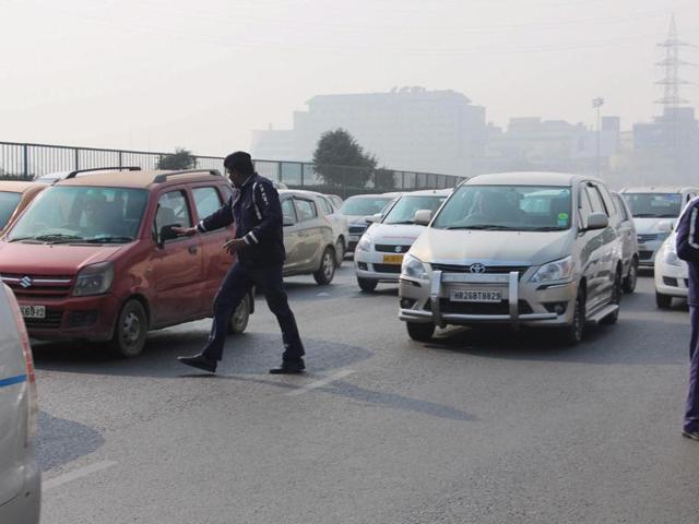 Traffic Police slaps challan to a commuter on Delhi Gurgaon expressway for violating Odd- Even scheme at Gurgaon-Delhi border on Tuesday. (PTI) Traffic Police slaps challan to a commuter on Delhi Gurgaon expressway for violating Odd- Even scheme at Gurgaon-Delhi border on Tuesday. (PTI)