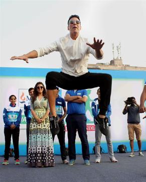 Akshay Kumar promotes Airlift in Mumbai. (PTI) Akshay Kumar promotes Airlift in Mumbai. (PTI)