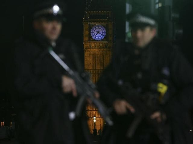 Armed police officer patrol with Elizabeth Tower (Big Ben) in the background ahead of the New Year's Eve fireworks in London on December 31, 2015. British police said they would deploy more armed officers than usual on the streets of London for New Year's Eve, as the terror threat level remains at "severe" meaning an attack is "highly likely". AFP PHOTO / JUSTIN TALLIS (AFP) Armed police officer patrol with Elizabeth Tower (Big Ben) in the background ahead of the New Year's Eve fireworks in London on December 31, 2015. British police said they would deploy more armed officers than usual on the streets of London for New Year's Eve, as the terror threat level remains at "severe" meaning an attack is "highly likely". AFP PHOTO / JUSTIN TALLIS (AFP)