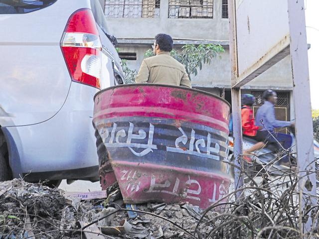 Small tin bins painted pink and black placed near public buildings and government offices. (Diwakar Prasad/HT Photo) Small tin bins painted pink and black placed near public buildings and government offices. (Diwakar Prasad/HT Photo)