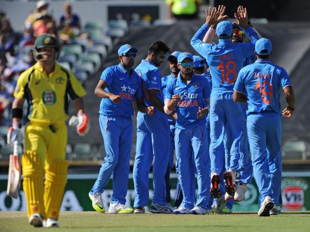 India celebrate after dismissing Australian batsman David Warner. (AFP Photo)