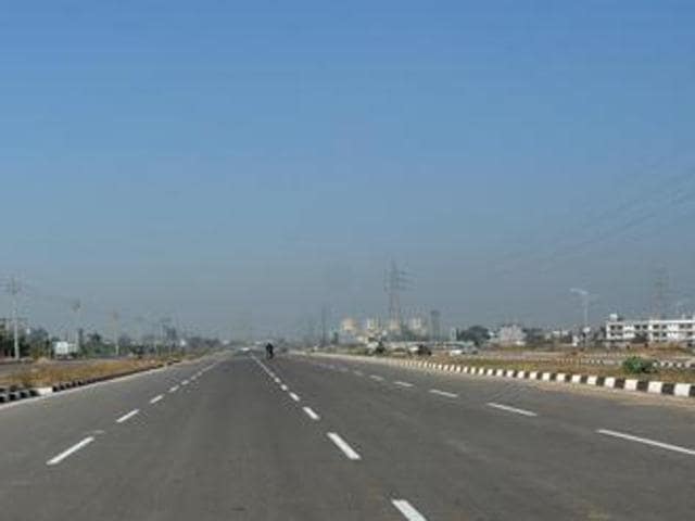 Two project engineers, Brajesh Kumar and Mukesh Kumar, were killed while supervising construction on the Baruna-Rasiyari stretch of Darbhanga-Kusheshwarsthan highway.(HT/Representative photo) Two project engineers, Brajesh Kumar and Mukesh Kumar, were killed while supervising construction on the Baruna-Rasiyari stretch of Darbhanga-Kusheshwarsthan highway.(HT/Representative photo)