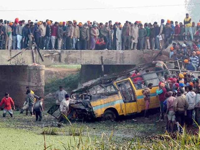 A school bus fell into a ditch at Fatehgarh Churian town, 25 km from Batala in Gurdaspur district, on Tuesday morning.(HT photo)