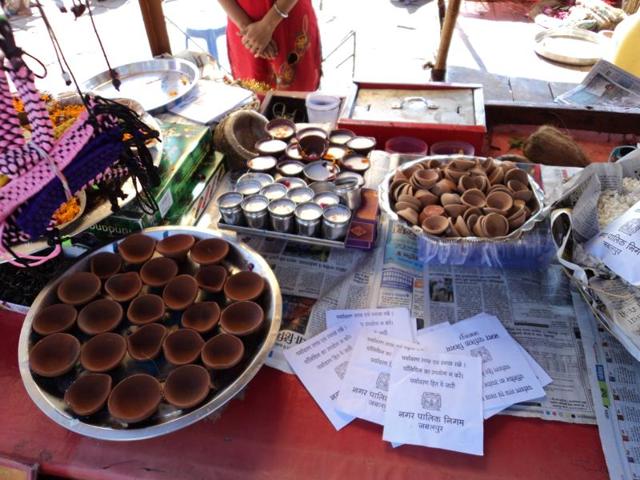 Gwarighat traders have started using small steel containers and earthenwares to keep articles.(HT photo) Gwarighat traders have started using small steel containers and earthenwares to keep articles.(HT photo)