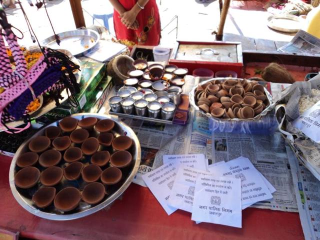 Gwarighat traders have started using small steel containers and earthenwares to keep articles.(HT photo)