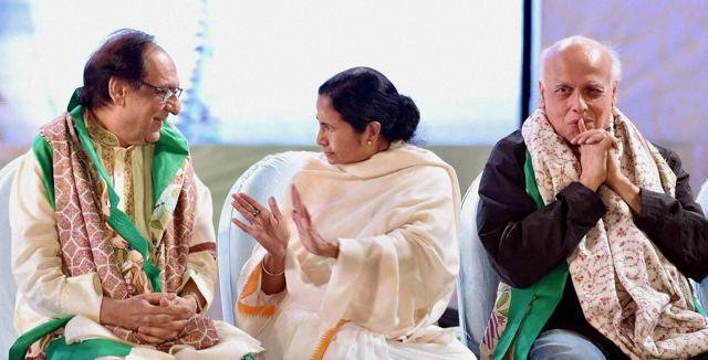 West Bengal CM Mamata Banerjee with Ghazal maestro Ghulam Ali and film director Mahesh Bhatt. (PTI) West Bengal CM Mamata Banerjee with Ghazal maestro Ghulam Ali and film director Mahesh Bhatt. (PTI)