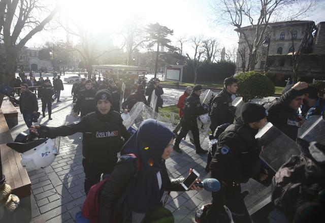 Police secure the area after an explosion in central Istanbul in Turkey. (REUTERS)
