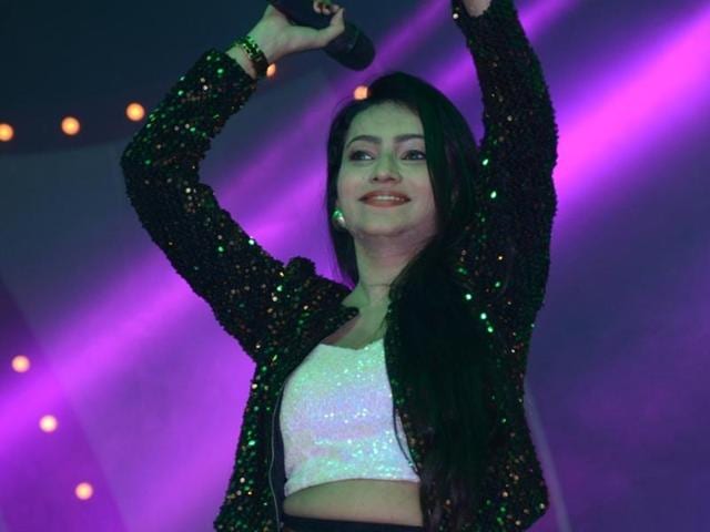 Singer Shruti Rane enthralls the audience at Saifai Mahotsav 2016 with her songs. (Courtesy Sughar Singh) 