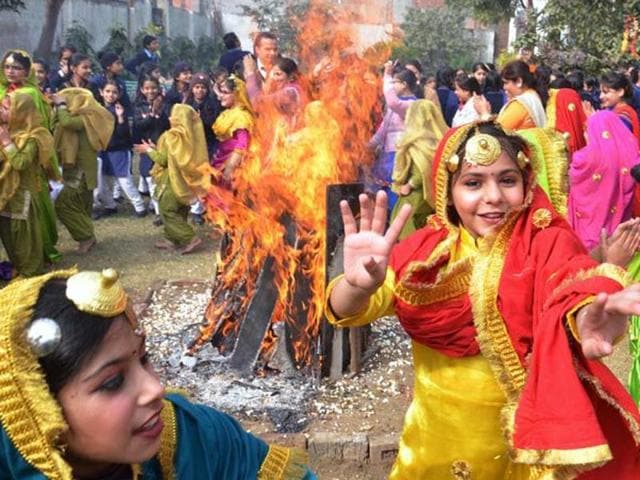 With barely any nip in the air, the spirit of bonfire festival Lohri has sagged. (HT Photo) With barely any nip in the air, the spirit of bonfire festival Lohri has sagged. (HT Photo)