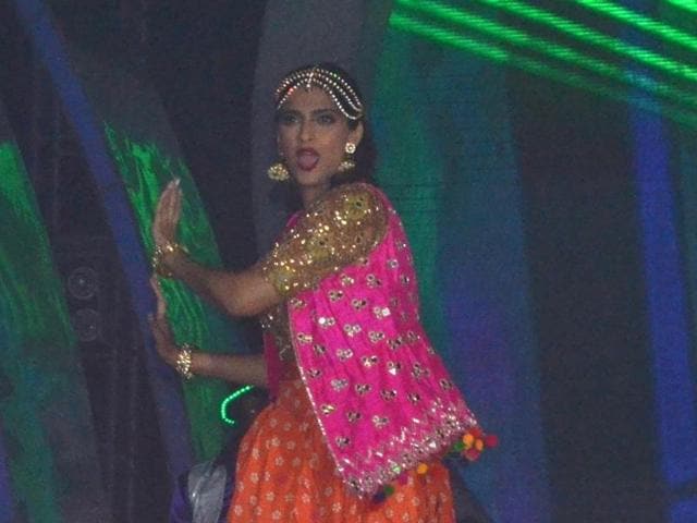 Sonam Kapoor rocks her number in traditional wear at Saifai. Saifai Mahotsav is held every year in memory of its late block pramukh Ranvir Singh, nephew of Samajwadi Party (SP) national president Mulayam Singh Yadav.  (Courtesy Sughar Singh) 