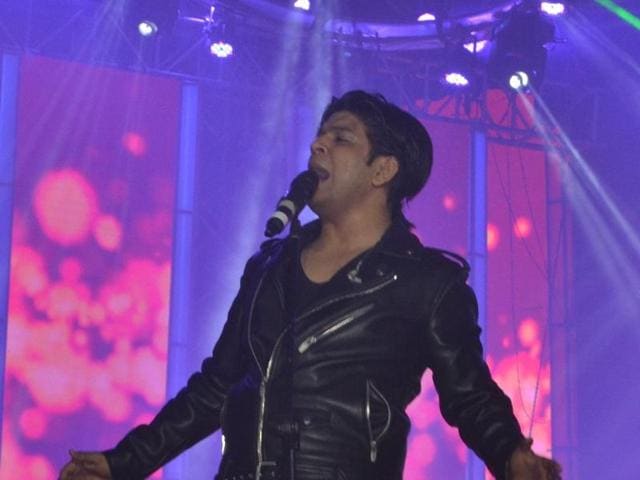 Ankit Tiwari sings at Saifai Mahotsav 2016. (Courtesy Sughar Singh) 