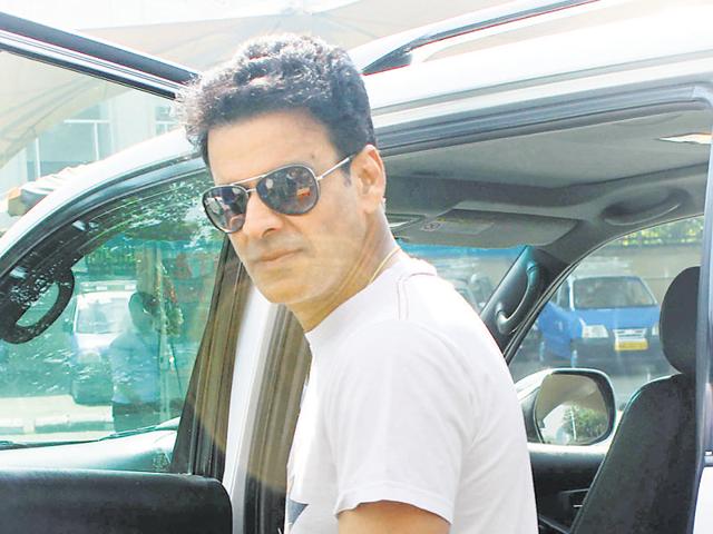 Manoj Bajpayee spotted at the Mumbai airport. (Photos: yogen shah) 