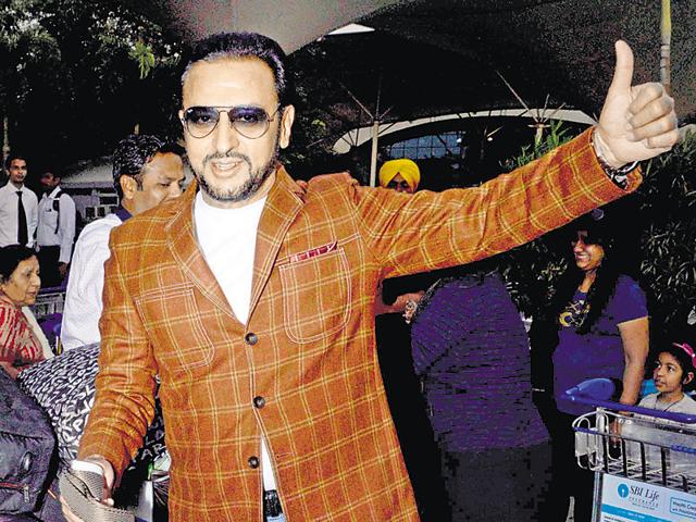 Gulshan Grover waves to fans at Mumbai airport. (Photos: yogen shah) 