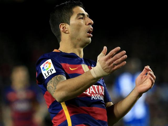 Barcelona's Luis Suarez (L) and Gerard Pique (C) argue with Espanyol's goalkeeper Pau Lopez during the Copa del Rey round of 16 first leg match at the Camp Nou on January 6, 2016. (Reuters Photo) Barcelona's Luis Suarez (L) and Gerard Pique (C) argue with Espanyol's goalkeeper Pau Lopez during the Copa del Rey round of 16 first leg match at the Camp Nou on January 6, 2016. (Reuters Photo)