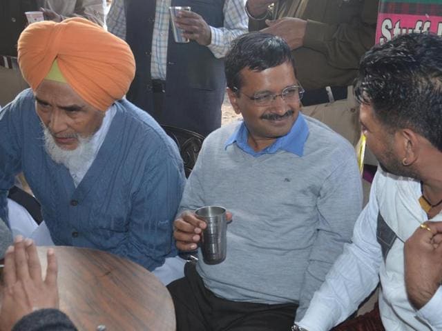 Delhi CM Arvind Kejriwal on a short tea break at a roadside dhaba near Jayantipur on the outskirts of Amritsar on Wednesday.(Sameer Sehgal/HT Photo) Delhi CM Arvind Kejriwal on a short tea break at a roadside dhaba near Jayantipur on the outskirts of Amritsar on Wednesday.(Sameer Sehgal/HT Photo)