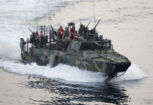 Iran detained 10 US sailors aboard two US Navy riverine boats in the Gulf on Tuesday in an incident that had rattled nerves days ahead of the expected implementation of a landmark nuclear accord with Tehran. (REUTERS Photo) Iran detained 10 US sailors aboard two US Navy riverine boats in the Gulf on Tuesday in an incident that had rattled nerves days ahead of the expected implementation of a landmark nuclear accord with Tehran. (REUTERS Photo)