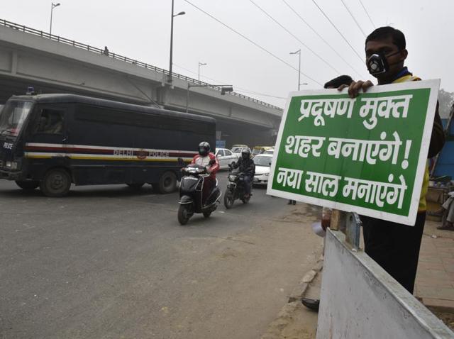 The road space rationing experiment kicked off on January 1 as one of the primary measures to clear the city’s toxic air that has been making international headlines.(Saumya Khandelwal/ Hindustan Times) The road space rationing experiment kicked off on January 1 as one of the primary measures to clear the city’s toxic air that has been making international headlines.(Saumya Khandelwal/ Hindustan Times)